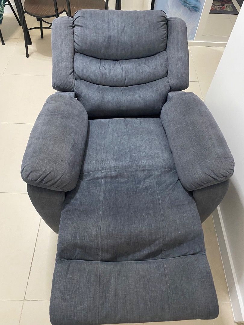 Recliner Sofa (Category: Sofas) located in Mandaluyong City. Submitted by true_dealwithk (Listing ID 1459053405, Image 2). Description: 1 seater.