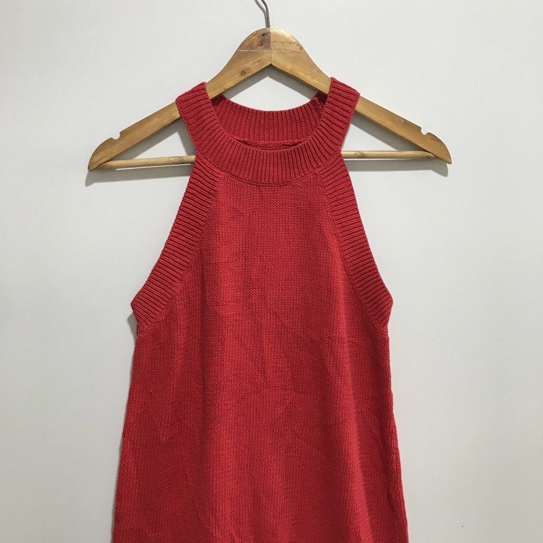 Red Halter Knit Sleeveless Top (Category: Sleeveless) located in Cavite. Submitted by tanya.valentin (Listing ID 1463710293, Image 1). Description: -19x27.