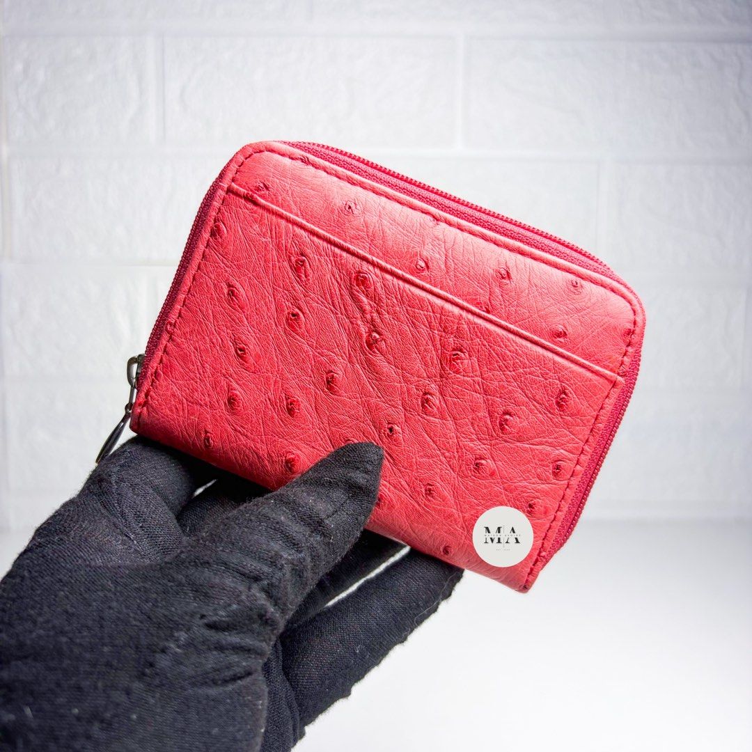 Red Ostrich Card Wallet (Category: Luxury Bags & Wallets) located in Manila. Submitted by maisonavoire (Listing ID 1463589432, Image 1). Description: 𝐑𝐞𝐝 𝐎𝐬𝐭𝐫𝐢𝐜𝐡 𝐂𝐚𝐫𝐝 𝐖𝐚𝐥𝐥𝐞𝐭/ 𝐒𝐦𝐚𝐥𝐥 𝐖𝐚𝐥𝐥𝐞𝐭 𝐃𝐢𝐬𝐭𝐢𝐧𝐜𝐭𝐢𝐯𝐞 𝐅𝐞𝐚𝐭𝐮𝐫𝐞𝐬: Genuine Ostrich Leather is distinguished by its signature natural quill pattern, formed by raised feather follicles that vary naturally in size and spacing. This creates an unmistakable text