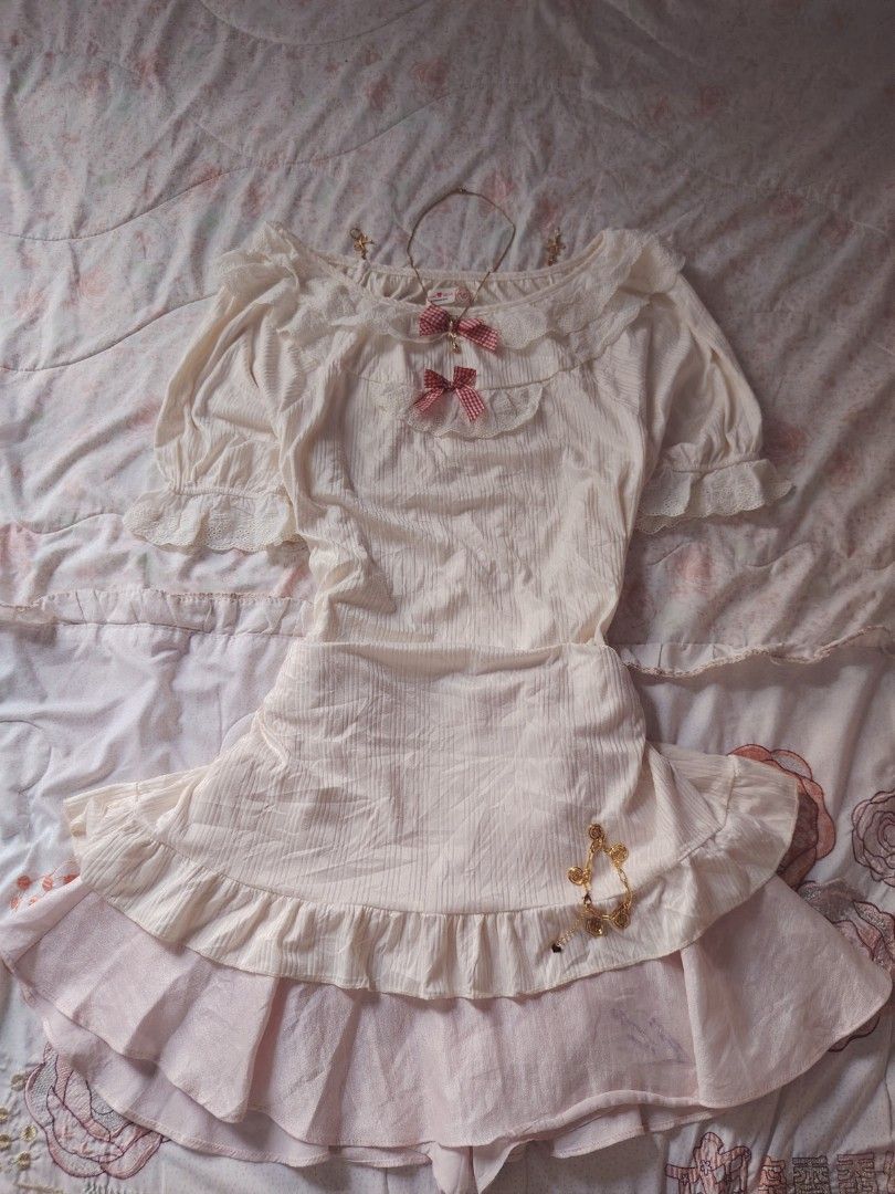 red ribbon cream couquette top 🐹 (Category: Others Tops) located in Hermosa. Submitted by lcvelycath (Listing ID 1463610961, Image 1). Description: size: l-xl mine: ₱139 (each) bid: ₱+10 lock: ₱339 (shipped) EOB: monday—september 28 (the seller is on vacation 😘) °. thrifted, pre-loved, or brand new but ready to wear (some aren't bcs i don't have the time to wash them, very sorryy :<) colors may vary due to lightning & quality 𐙚 °. check detail