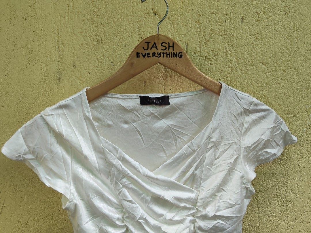 Reflect White Ruched V-Neck Short Sleeve Top (Category: Blouses) located in City of Isabela. Submitted by jasheverything (Listing ID 1463566119, Image 2). Description: - Brand: Reflect - Color: White - Neckline: V-neck - Sleeves: Short sleeves - Details: All-over front ruching - Material: Stretchy fabric - Style: Easy to pair, great for casual wear Excellent Condition S to M 500+SF.