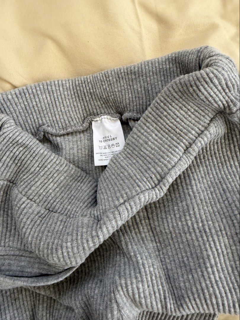 Ribbed Knit leggings (Category: Jeans) located in Marikina City. Submitted by sweet_lemonade (Listing ID 1463589735, Image 2). Description: - Grey ribbed knit Leggings -one front pocket - size xs-s.