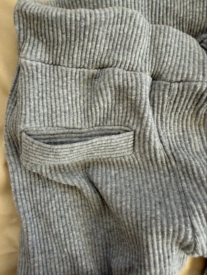 Ribbed Knit leggings (Category: Jeans) located in Marikina City. Submitted by sweet_lemonade (Listing ID 1463589735, Image 3). Description: - Grey ribbed knit Leggings -one front pocket - size xs-s.