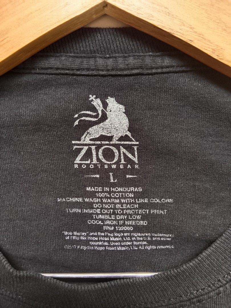 ROBERT NESTA MARLEY sweatshirt (Category: Longsleeves) located in Batangas. Submitted by 68.thrifts (Listing ID 1463604683, Image 3). Description: 21 x 27 / Large on tag.