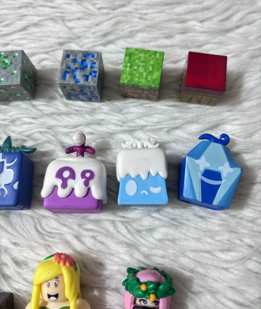 Roblox Figures and Minecraft-style Blocks Toy Set (Category: Lego & Building Sets) located in Paranaque City. Submitted by dallecloset_ii (Listing ID 1463617098, Image 3). Description: Magnetic yung cube niya.