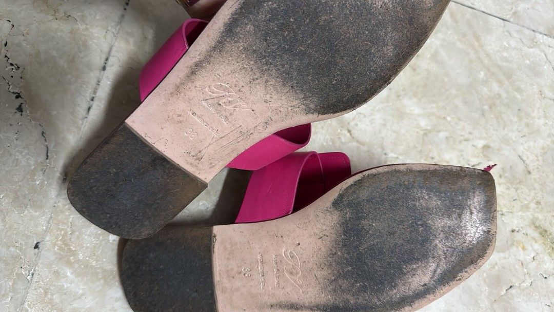 Roger vivier 38 decluttering sale (Category: Sneakers & Footwear) located in San Juan City. Submitted by dailydealsphest2010 (Listing ID 1463664002, Image 2). Description: 100% authentic decluttering sale same day delivery .