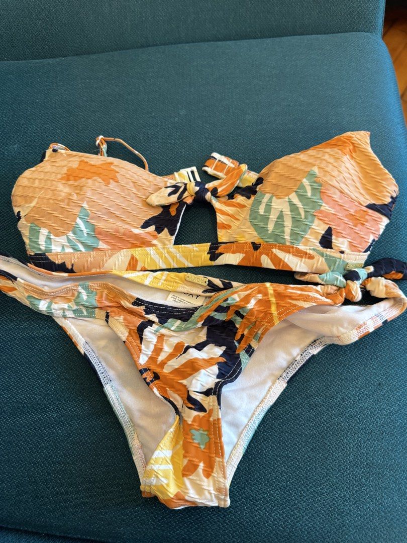 Roxy Floral Print Bikini Set M （分類：泳衣）位於 Hong Kong。 由 minime17 提交（商品編號 1463654457，圖片 5）。簡介： New ,Roxy and billabong bikinis Take all for $80 SF buyer paid 。