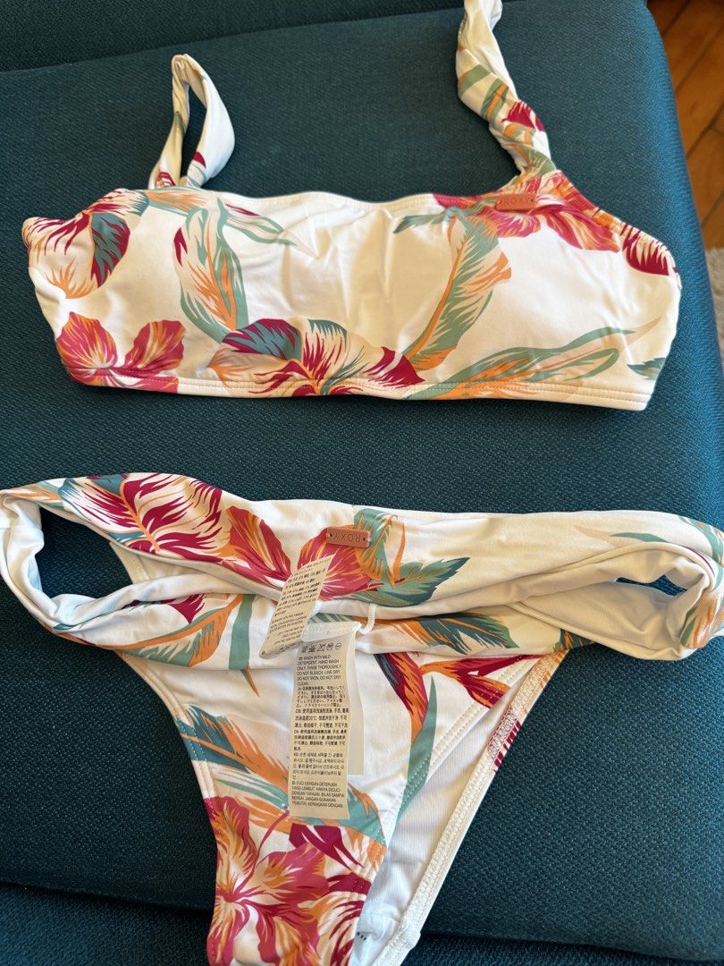 Roxy Floral Print Bikini Set M （分類：泳衣）位於 Hong Kong。 由 minime17 提交（商品編號 1463654457，圖片 3）。簡介： New ,Roxy and billabong bikinis Take all for $80 SF buyer paid 。