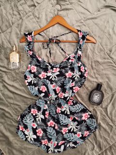 (Category: ) located in . Submitted by closetnikikay (Listing ID 1463690531, Image 1). Description: .