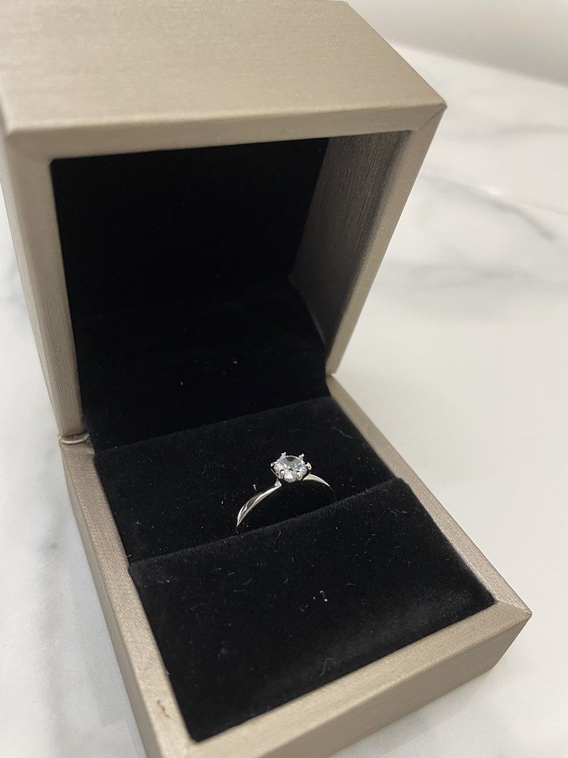 s925純銀戒指 閃石戒指 仿鑽戒指 simulated diamond （分類：戒指）位於 Hong Kong。 由 chocoking 提交（商品編號 1463669871，圖片 3）。簡介： 呢隻戒指係純銀造嘅，中間有粒鋯石，好閃下。款式好經典，單圈設計，好斯文。開口設計，大小可調校。有戒指盒仔，送禮自用都得。 #pandora ring #pandora #diamond simulated #ring。