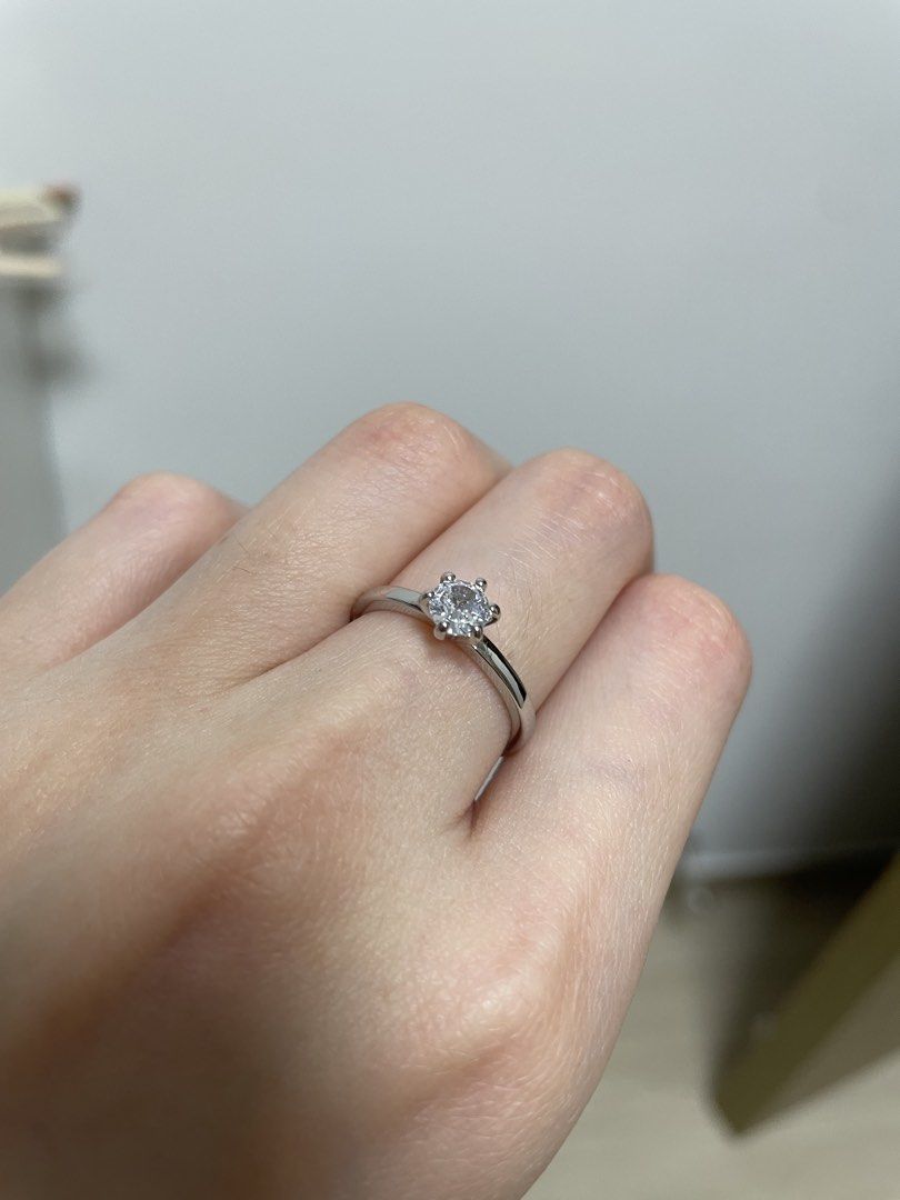 s925純銀戒指 閃石戒指 仿鑽戒指 simulated diamond （分類：戒指）位於 Hong Kong。 由 chocoking 提交（商品編號 1463669871，圖片 4）。簡介： 呢隻戒指係純銀造嘅，中間有粒鋯石，好閃下。款式好經典，單圈設計，好斯文。開口設計，大小可調校。有戒指盒仔，送禮自用都得。 #pandora ring #pandora #diamond simulated #ring。