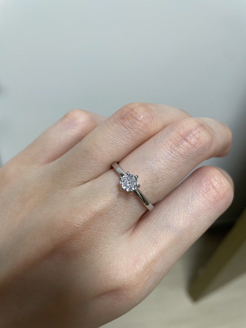 s925純銀戒指 閃石戒指 仿鑽戒指 simulated diamond （分類：戒指）位於 Hong Kong。 由 chocoking 提交（商品編號 1463669871，圖片 2）。簡介： 呢隻戒指係純銀造嘅，中間有粒鋯石，好閃下。款式好經典，單圈設計，好斯文。開口設計，大小可調校。有戒指盒仔，送禮自用都得。 #pandora ring #pandora #diamond simulated #ring。