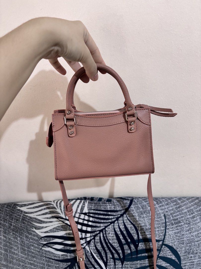 Salmon Pink Small Sling Bag🌸 (Category: Cross-body Bags) located in Manila. Submitted by anneprlvdbgs (Listing ID 1463625461, Image 3). Description: Huuyyy ang ganda neto no code lang kaya mababa🫣 Salmon Small Sling Bag💗 📌Japan Auction Sourced 📌LIKE NEW/ in excellent condition 📌 ACTUAL PHOTO POSTED. What you see is exactly what you get. MOP: GCASH, Maribank & BDO QR MOD: Same day delivery if lalamove 📍 Makati.