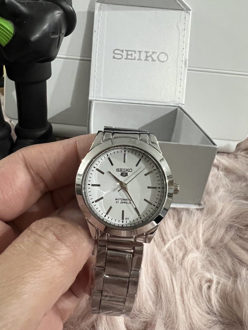 Seiko Automatic 21 Jewels Watch (Category: Men's Watches) located in Calamba. Submitted by treghie.falcon (Listing ID 1463562216, Image 3). Description: - Seiko Automatic Watch - Features 21 Jewels for smooth operation - Durable Stainless Steel Band - Classic White Dial - Includes Seiko Box - Ideal for everyday wear Pabenta po saakin. Super ganda sa personal. Mirror copy.