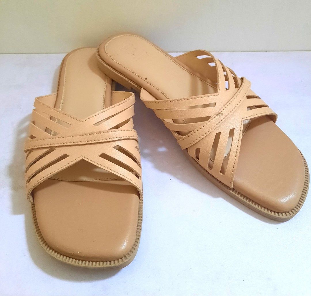 S&H Beige Strappy Square Toe Flat Sandals (Category: Flats & Sandals) located in Quezon City. Submitted by dannikkishoppe2 (Listing ID 1463661680, Image 1). Description: S&H Beige Strappy Square Toe Flat Sandals ‼️₱500‼️ - Stylish criss-cross strap design - Modern square toe shape - Easy slip-on style .