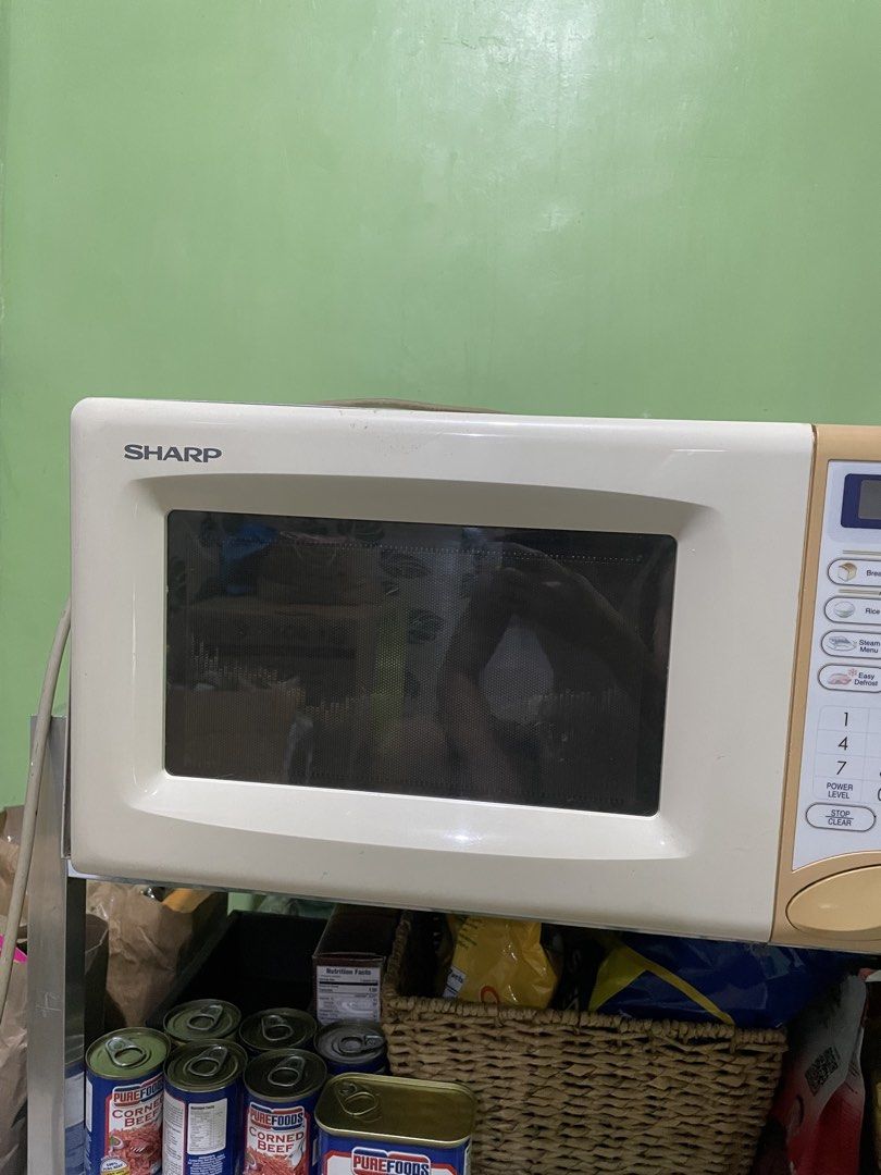 Sharp Microwave Oven (Category: Ovens & Toasters) located in Manila. Submitted by anttann (Listing ID 1463727857, Image 1). Description: ISSUE: hindi na gumagana pero pwede pa ipaayos RFS: MAY NEW MICROWAVE NA.
