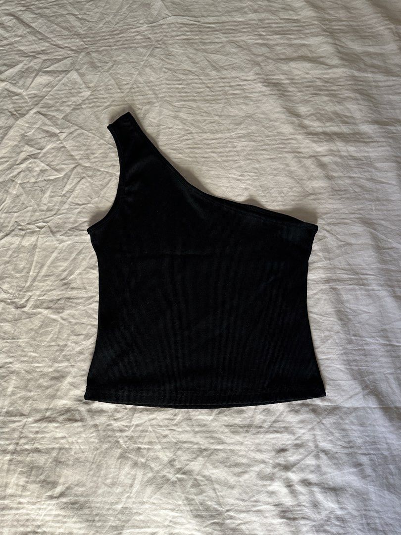 SHEIN Black One Shoulder Ribbed Top (Category: Sleeveless) located in Quezon City. Submitted by gentle_le (Listing ID 1463600206, Image 1). Description: - Unused, washed only once - Ribbed material - Easy to style with jeans or skirt - Perfect for night out or casual wear Original price: ₱187.