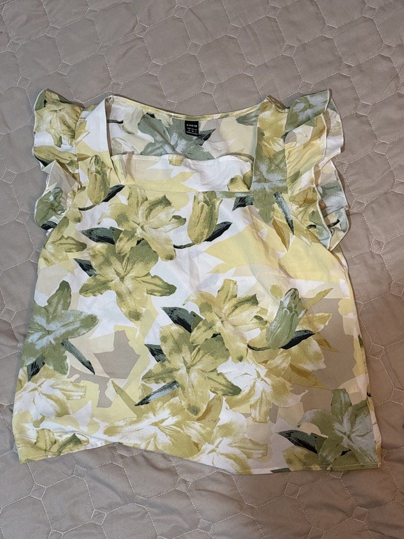 SHEIN Floral Print Top Size M (Category: Sleeveless) located in Pasig City. Submitted by vhasibuan (Listing ID 1463669892, Image 1). Description: - SHEIN floral print top - Color: Yellow and Green - Size: Medium (M) - Closure: Zipper - Fabric: Lightweight - Style: Versatile for casual or dressed-up occasions.