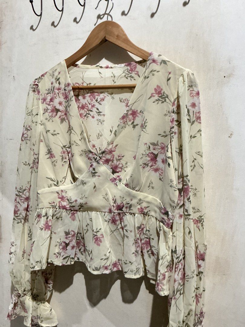 SHEIN LONG SLEEVE FLORAL MESH TOP (Category: Longsleeves) located in Dagupan City. Submitted by trendies_collection (Listing ID 1463614417, Image 3). Description: Brand new with pouch Large on tag Zipper sa gilid Mesh sa likod and sa sleeves No issue.