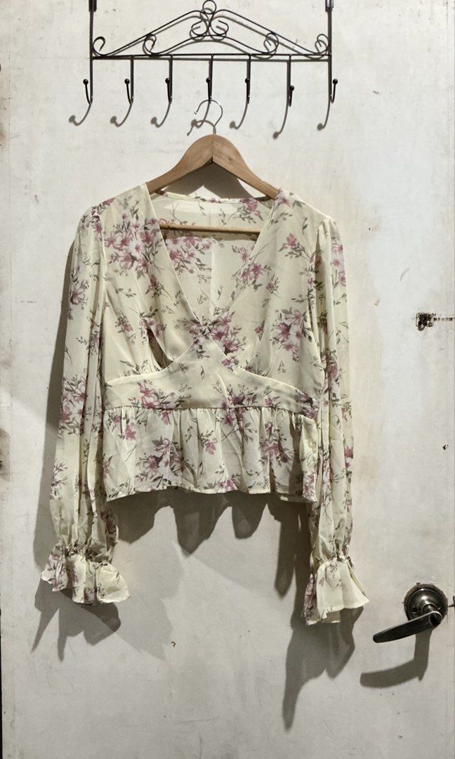 SHEIN LONG SLEEVE FLORAL MESH TOP (Category: Longsleeves) located in Dagupan City. Submitted by trendies_collection (Listing ID 1463614417, Image 2). Description: Brand new with pouch Large on tag Zipper sa gilid Mesh sa likod and sa sleeves No issue.