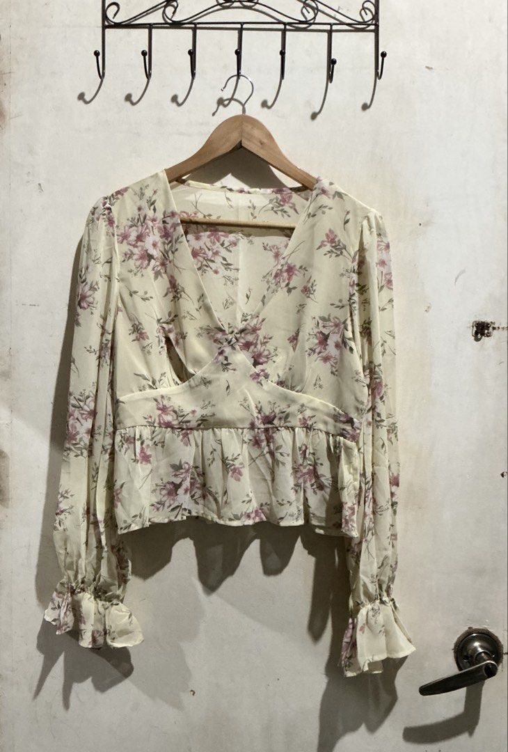 SHEIN LONG SLEEVE FLORAL MESH TOP (Category: Longsleeves) located in Dagupan City. Submitted by trendies_collection (Listing ID 1463614417, Image 1). Description: Brand new with pouch Large on tag Zipper sa gilid Mesh sa likod and sa sleeves No issue.