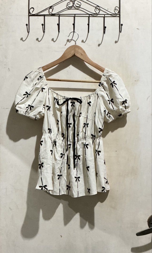 SHEIN PUFF SLEEVE TOP (Category: Blouses) located in Dagupan City. Submitted by trendies_collection (Listing ID 1463717044, Image 1). Description: Brand new with pouch Small on tag, Keri sa semi large Smocking likod, super stretchy No issue.