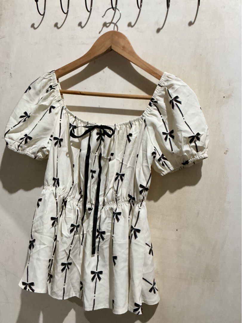 SHEIN PUFF SLEEVE TOP (Category: Blouses) located in Dagupan City. Submitted by trendies_collection (Listing ID 1463717044, Image 2). Description: Brand new with pouch Small on tag, Keri sa semi large Smocking likod, super stretchy No issue.