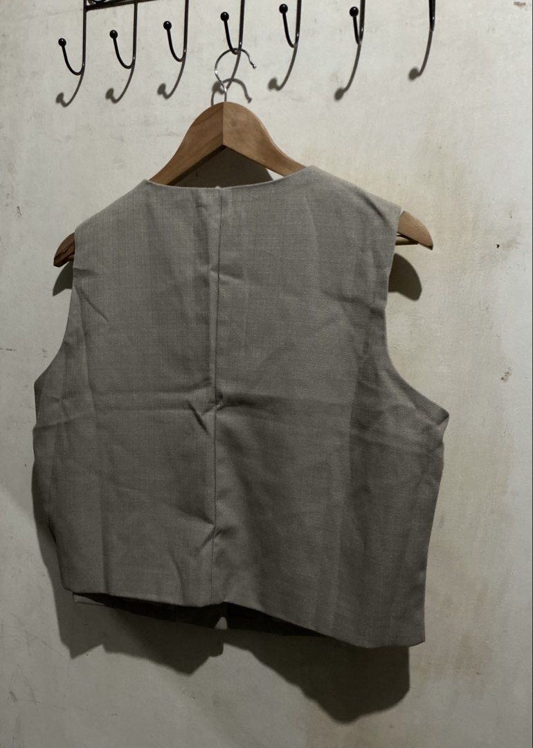 SHEIN X DAZY CROP VEST TOP (Category: Sleeveless) located in Dagupan City. Submitted by trendies_collection (Listing ID 1463644682, Image 3). Description: Brand new with pouch Xl on tag, pm nalang po sa magpa measure ng bust ☺️ Double lining sa loob No issue.