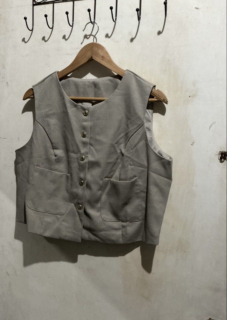 SHEIN X DAZY CROP VEST TOP (Category: Sleeveless) located in Dagupan City. Submitted by trendies_collection (Listing ID 1463644682, Image 2). Description: Brand new with pouch Xl on tag, pm nalang po sa magpa measure ng bust ☺️ Double lining sa loob No issue.