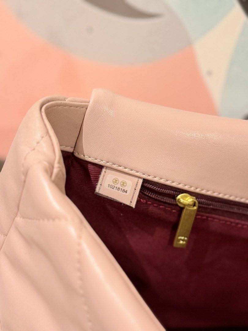 Shoulder Bag (Category: Shoulder Bags) located in Cyberjaya. Submitted by easycollections (Listing ID 1463615921, Image 2). Description: Condition: 9/10 • Very lightly used & well maintained • No major scratches, stains or damage • Clean and in excellent condition • Stylish & suitable for daily use • Selling because no longer used 💬 Price is negotiable. Reasonable offers are welcome! 📸 Please refer to photos for actual condition. .