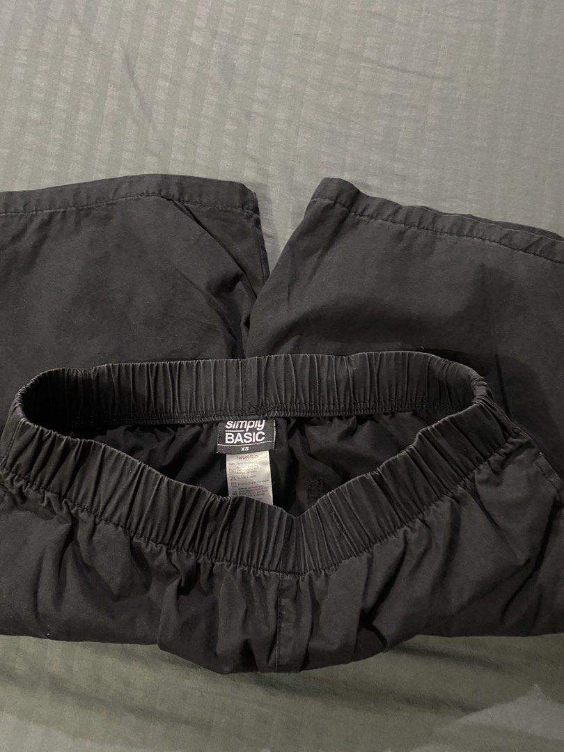 Simply Basic Men’s Shorts (Category: Shorts) located in Mandaluyong City. Submitted by aiztyle (Listing ID 1463598775, Image 2). Description: Simply Basic Men’s shorts XS on tag Measurement: Waist 29”-31” Length 19” Super SALE Php150.00 only.