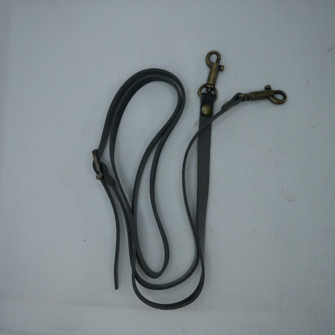 Slim black leather bag strap with brass-tone hardware 1/2" (Category: Shoulder Bags) located in Valenzuela. Submitted by cletini (Listing ID 1463700286, Image 2). Description: Jasmine Shoulder bag strap Black length approx. 120cm Slim black leather bag strap with antique brass-tone hardware. Simple and versatile replacement strap for handbags and crossbody bags. 📌 Material: Leather 📌 Color: Black 📌 Hardware: Antique brass-tone swivel lobster c