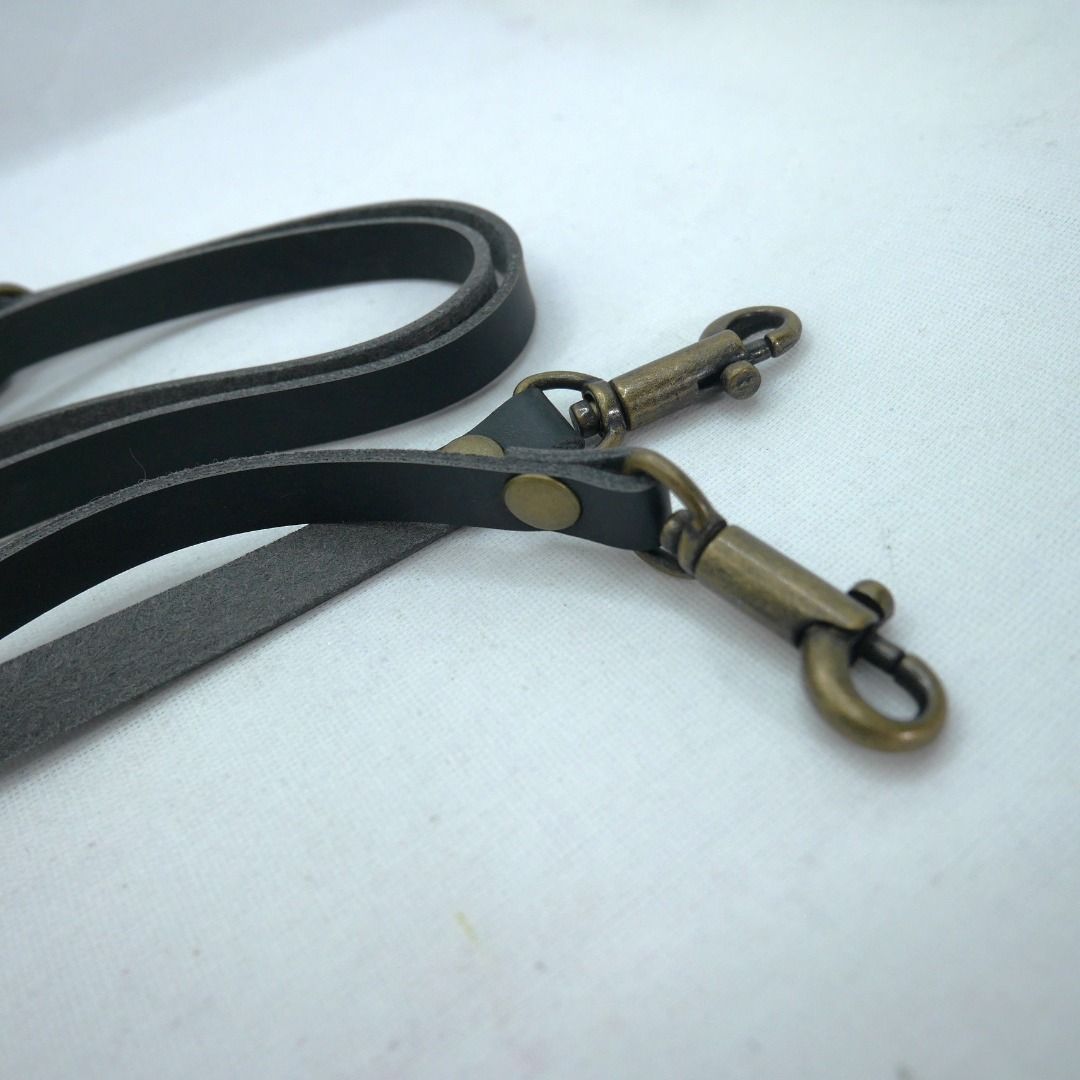 Slim black leather bag strap with brass-tone hardware 1/2" (Category: Shoulder Bags) located in Valenzuela. Submitted by cletini (Listing ID 1463700286, Image 3). Description: Jasmine Shoulder bag strap Black length approx. 120cm Slim black leather bag strap with antique brass-tone hardware. Simple and versatile replacement strap for handbags and crossbody bags. 📌 Material: Leather 📌 Color: Black 📌 Hardware: Antique brass-tone swivel lobster c
