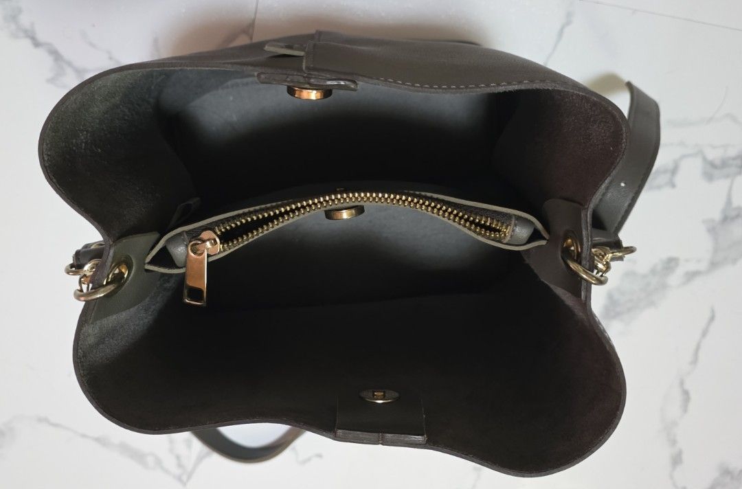 Sling bag (Category: Cross-body Bags) located in Ozamiz City. Submitted by 2ndhand_wallets (Listing ID 1463592445, Image 3). Description: .
