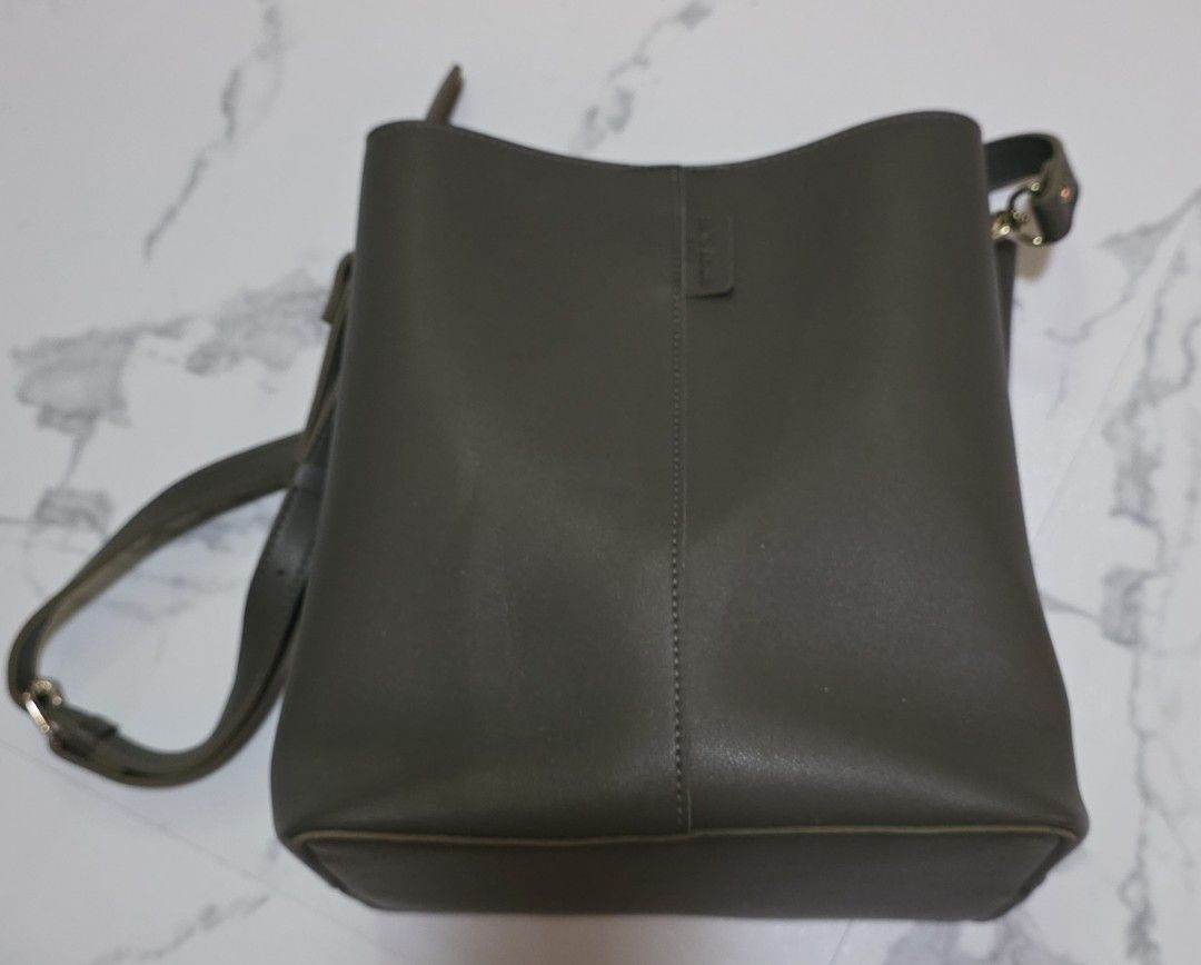 Sling bag (Category: Cross-body Bags) located in Ozamiz City. Submitted by 2ndhand_wallets (Listing ID 1463592445, Image 1). Description: .