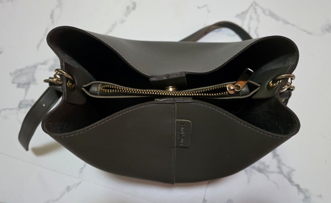 Sling bag (Category: Cross-body Bags) located in Ozamiz City. Submitted by 2ndhand_wallets (Listing ID 1463592445, Image 2). Description: .