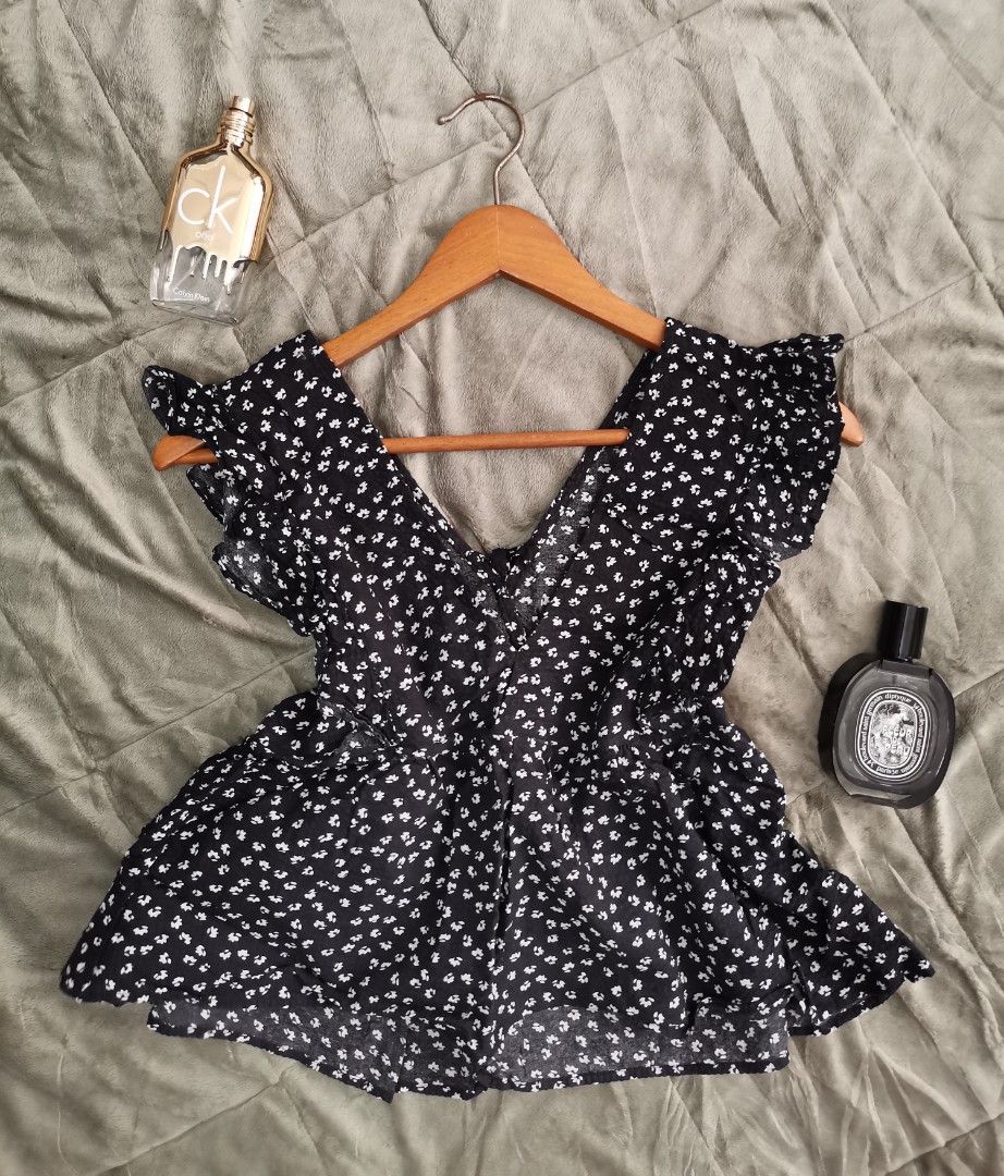 Small top (Category: Blouses) located in Quezon City. Submitted by closetnikikay (Listing ID 1463689425, Image 2). Description: .