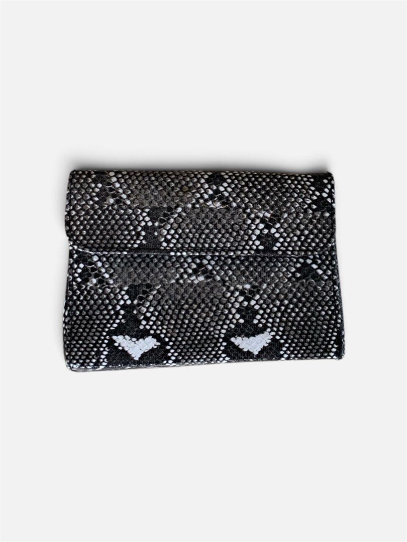 Snakeskin pouch wallet (Category: Wallets & Card holders) located in Lipa City. Submitted by inglowetrust (Listing ID 1463685494, Image 1). Description: 10/10 CONDITION DM FOR MORE DETAILS.
