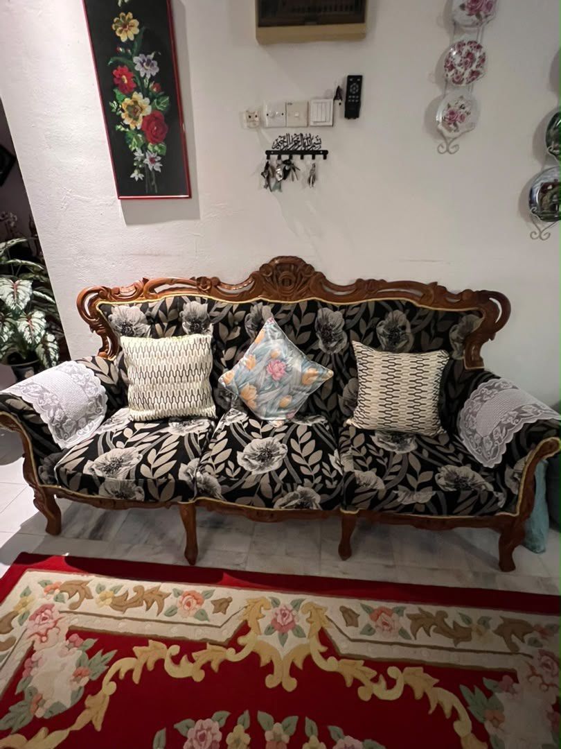 Sofa (Category: Sofas) located in Senawang. Submitted by swany7 (Listing ID 1463616783, Image 3). Description: Sofa 3+2+1. Condition 7/10. Self pickup at Paroi Seremban. Asking price rm500 (nego).