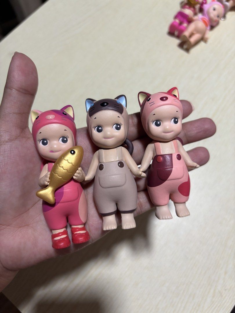 Sonny Angels Cat Series (Category: Designer & Blind Box Toys) located in Mandaluyong City. Submitted by allyph (Listing ID 1463737477, Image 1). Description: SONNY ANGELS TOPG (Cat Series) Lucky Cat (secret), siamese, happy pink - With box n foil - All in good condi 📌 MOD: J&T 📌 MOP: GCASH / MARIBANK 📌 Mandaluyong City PM ME FOR MORE PICS & QUERIES .