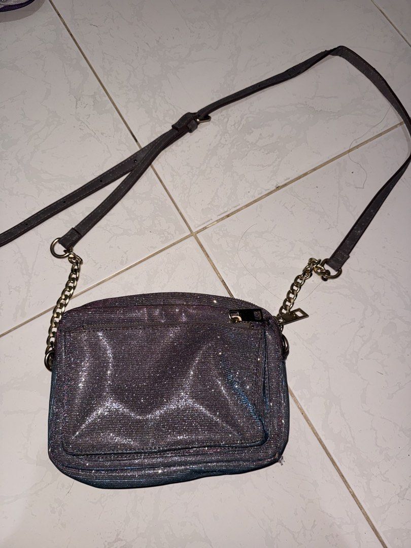 Sparkly Grey Crossbody Bag with Chain Strap (Category: Cross-body Bags) located in Lucena. Submitted by lcndeclutter (Listing ID 1463657999, Image 1). Description: .