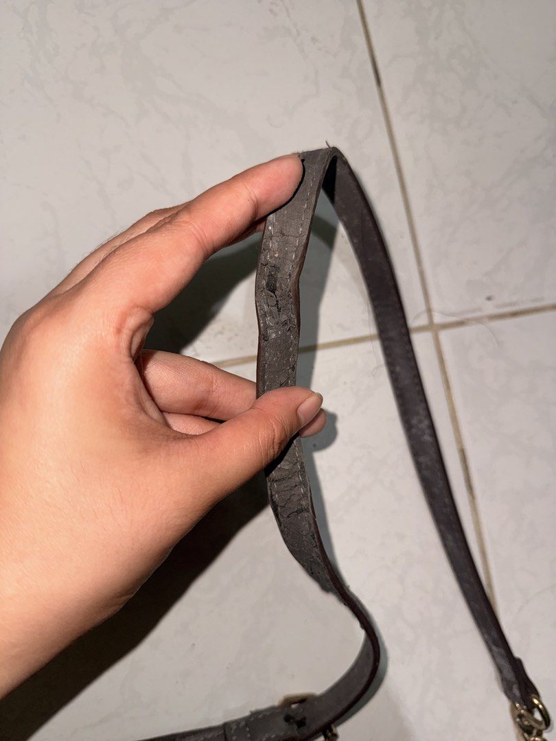 Sparkly Grey Crossbody Bag with Chain Strap (Category: Cross-body Bags) located in Lucena. Submitted by lcndeclutter (Listing ID 1463657999, Image 2). Description: .