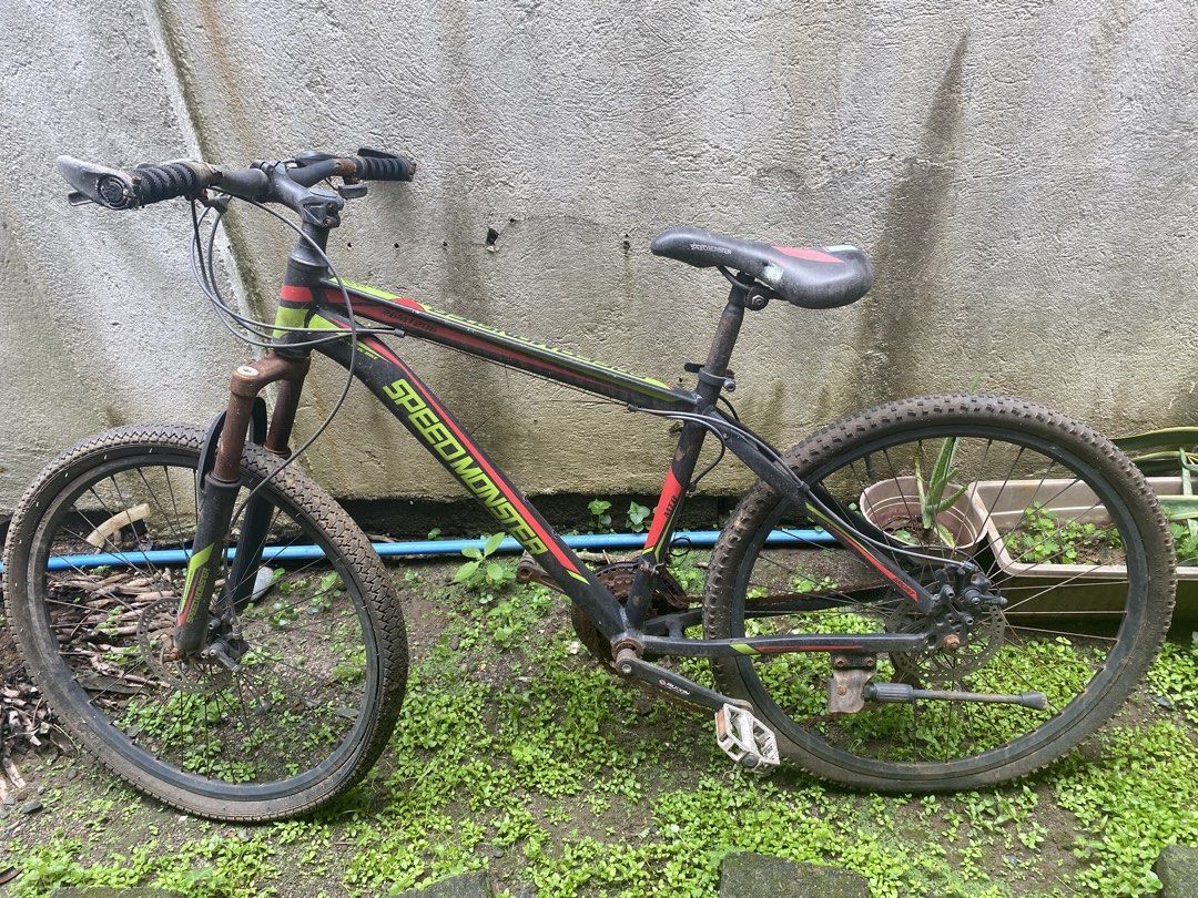 Speed Monster Mountain Bike (Category: Bicycles) located in Pasig City. Submitted by ayi017 (Listing ID 1463605915, Image 1). Description: - Speed Monster mountain bike - Black frame with red and green accents - Equipped with disc brakes - Minor rust on handlebars and front fork - Solid bike, ready for your next adventure.