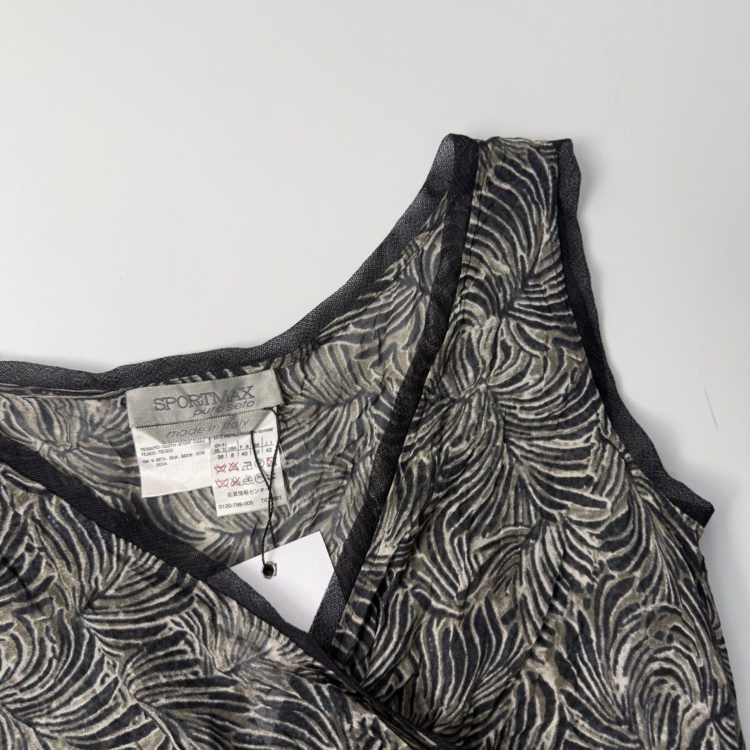 Sports Max (Category: Sleeveless) located in Quezon City. Submitted by beastmnl (Listing ID 1463589683, Image 2). Description: Dimension 15 width 19 length .