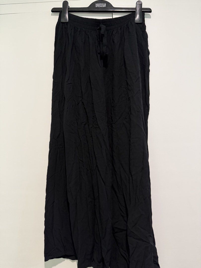 Square Drawstring Pants, Soft Linen (Category: Jeans) located in Quezon City. Submitted by pamelasal51714 (Listing ID 1463574890, Image 1). Description: - Flowy black wide leg pants - Comfortable elastic waistband with drawstring - Lightweight, drapey fabric - Ideal for casual wear or lounging - Effortless to style with various tops - Creates a relaxed look.