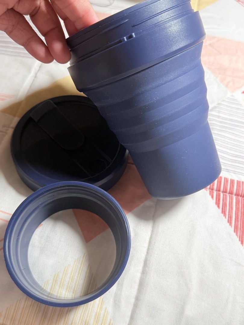 Stojo Navy Blue Collapsible Silicone Cup (Category: Water Bottles & Tumblers) located in Quezon City. Submitted by closetcleanupbyla.esq (Listing ID 1463695780, Image 1). Description: - Navy blue Stojo collapsible cup - Made of durable silicone - Includes a secure lid and a comfortable grip band - Folds down flat for ultimate portability and easy storage - Perfect for coffee, tea, and other beverages on the go - Reusable and eco-friendly alternat