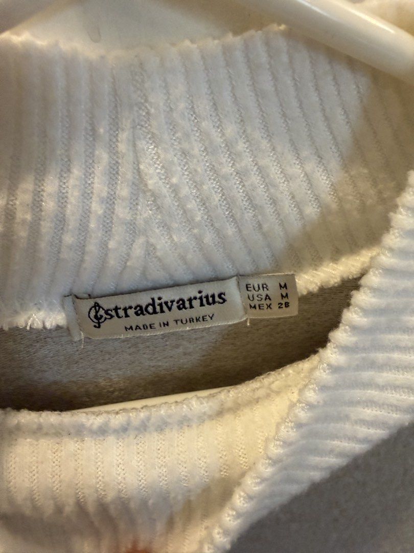 Stradivarius Beige Mock Neck Cashmere Sweater (Category: Longsleeves) located in Manila. Submitted by andromedanny (Listing ID 1463609812, Image 2). Description: - Beige Cashmere sweater from Stradivarius - Size M, but also fits nice with Size S! - Mock neck style with white collar and cuffs - Long sleeves.