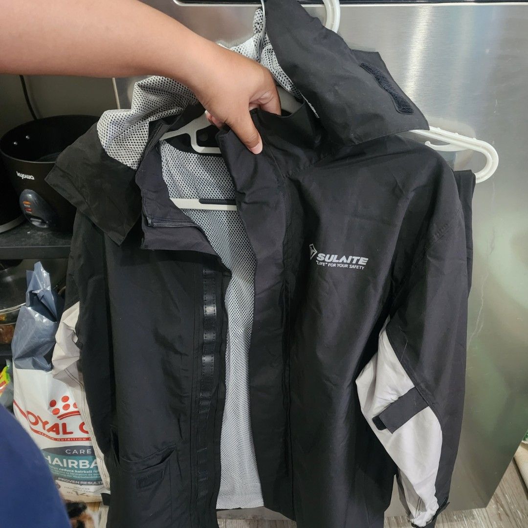 SULAITE Motorcycle Jacket SLT0901 (Category: Coats, Jackets and Outerwear) located in Taguig. Submitted by gallardoernestine (Listing ID 1463575763, Image 3). Description: Selling my Sulaite rain suit, only used 3x. Inclusions: Jacket with detachable hood, pants, and waterproof bag Size: Large (fits on 50-60kg male or female 5' - 5'3" height) I'll make sure that the raincoat is newly washed before giving to buyer ☺️ Bought for ₱1,500 now selling 