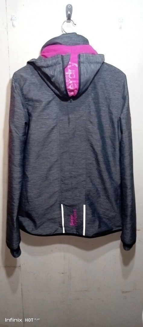 Superdry Sport Wind Sprinter 360 Jacket (Category: Coats, Jackets and Outerwear) located in Manila. Submitted by rhegsthrifted (Listing ID 1463679679, Image 2). Description: - Superdry Sport Wind Sprinter 360 Jacket - Size: S - Dimes : Width - 19.5 x Length - 29 - Condition : Excellent Good Condition - Color: Grey with vibrant pink accents and lining - Features: Hood, zip-up front, two zip pockets - Ideal for: Outdoor activities and sports 💵 Pri