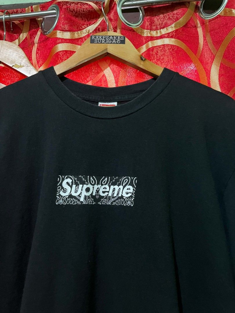 Supreme Box Logo Bandana Design (Category: Tshirts & Polo Shirts ) located in Surigao. Submitted by nico_nicc (Listing ID 1463176299, Image 2). Description: SUPREME BOX LOGO BANDANA DESIGN (AUTHENTICATED VIA FB) 📐Dimes:23x28.5 (Large on tag) ❗Issue: Neckline, hairlines CR: 8.7/10 📌Color may vary due to lighting 📌 Item is thrifted, manage your expectations. 📍MOP: GCASH (PAYMENT FIRST) 🚛COURIER: J&T ❗STRICTLY NO REFUND 1️⃣ NEGOTIABLE 💸PRICE: 